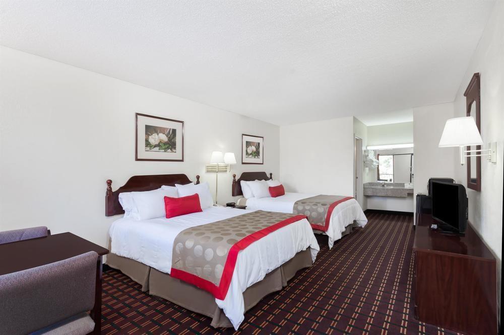 Travelodge By Wyndham Кларксвилл Экстерьер фото