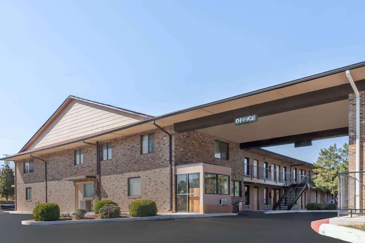 Travelodge By Wyndham Кларксвилл Экстерьер фото