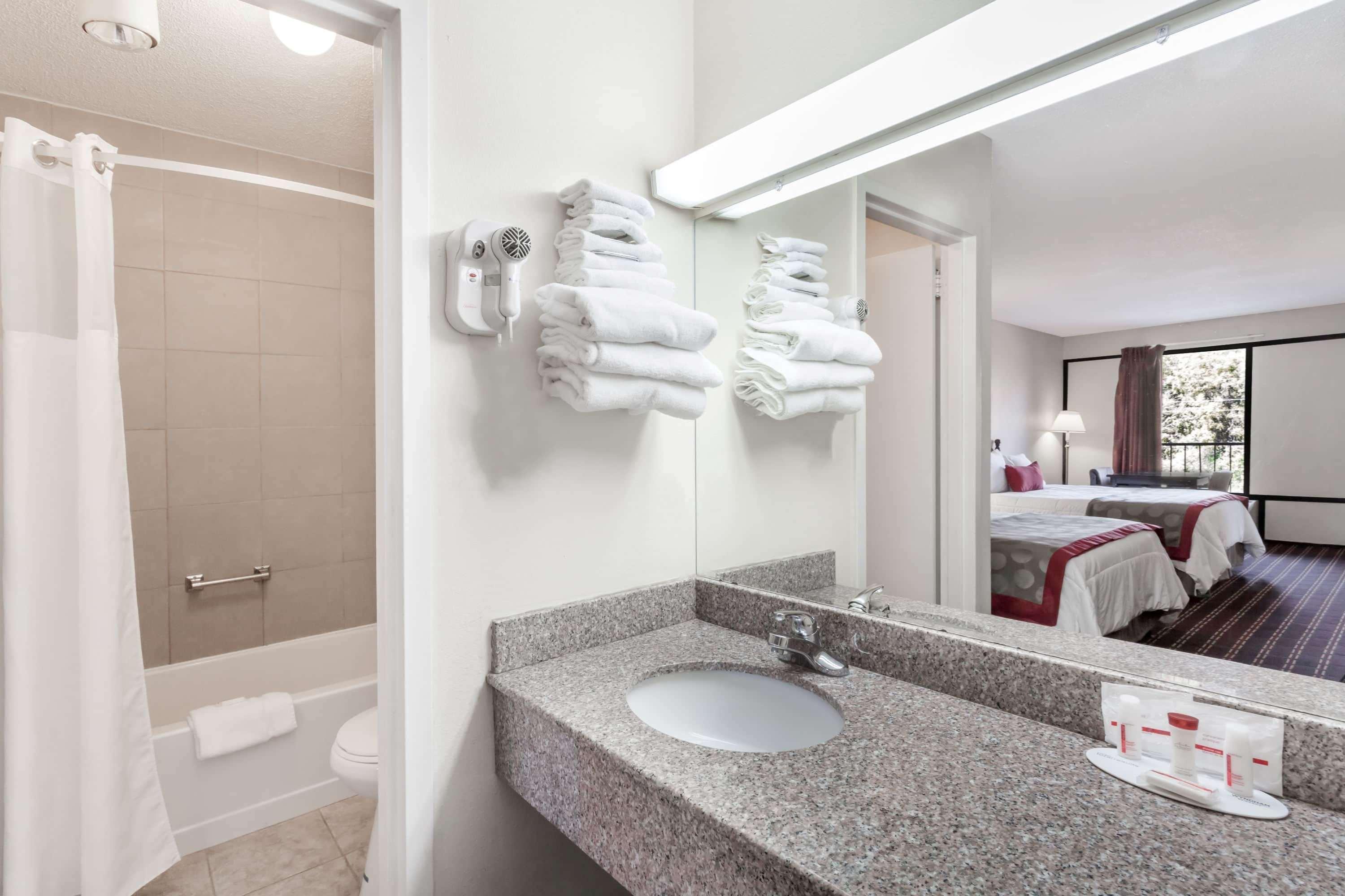 Travelodge By Wyndham Кларксвилл Экстерьер фото