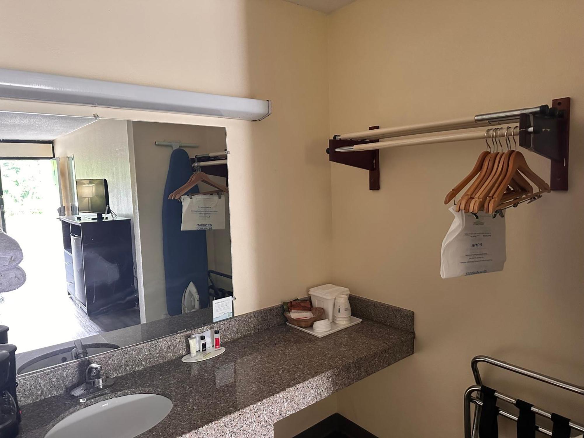 Travelodge By Wyndham Кларксвилл Экстерьер фото