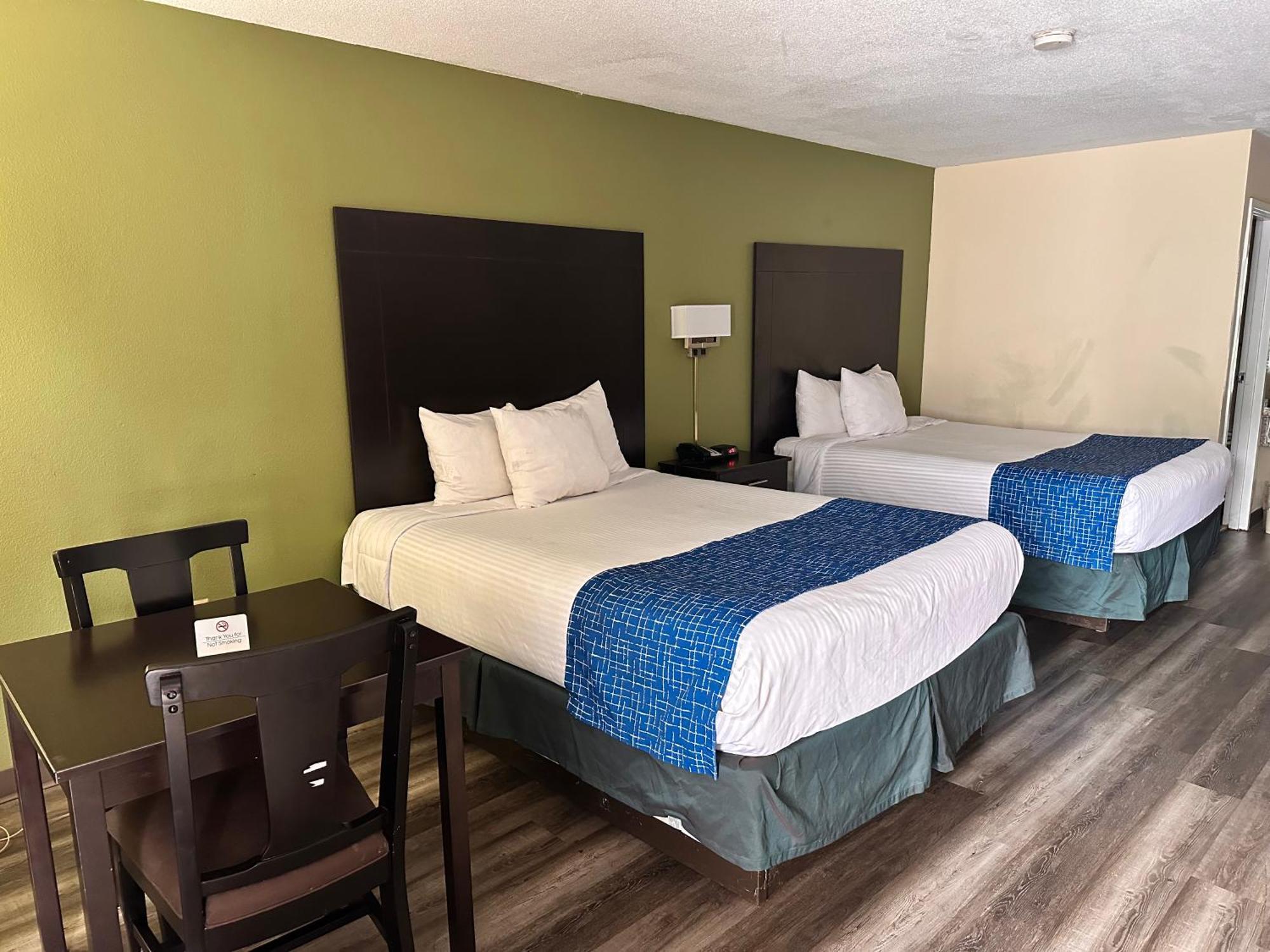 Travelodge By Wyndham Кларксвилл Экстерьер фото