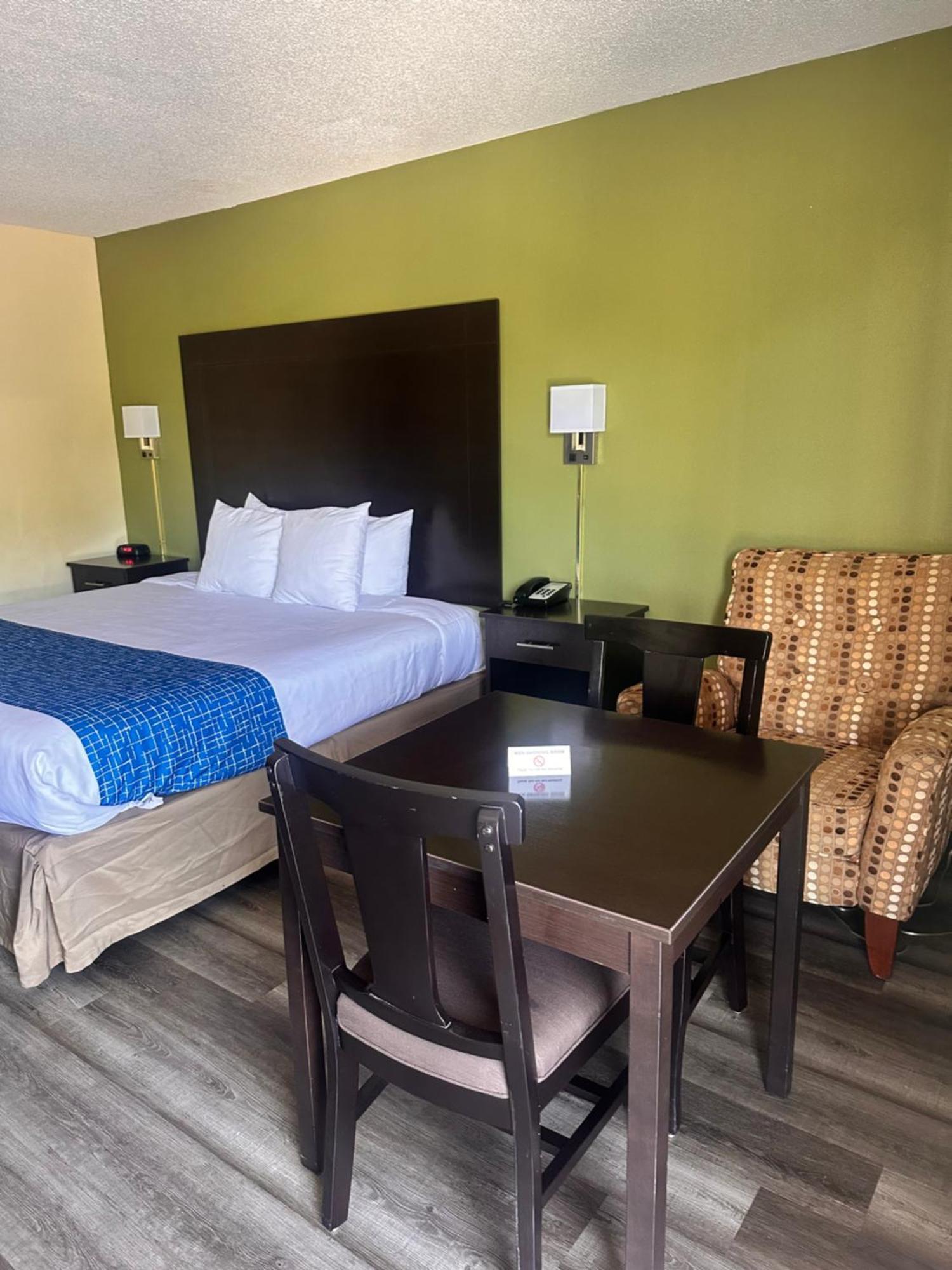 Travelodge By Wyndham Кларксвилл Экстерьер фото