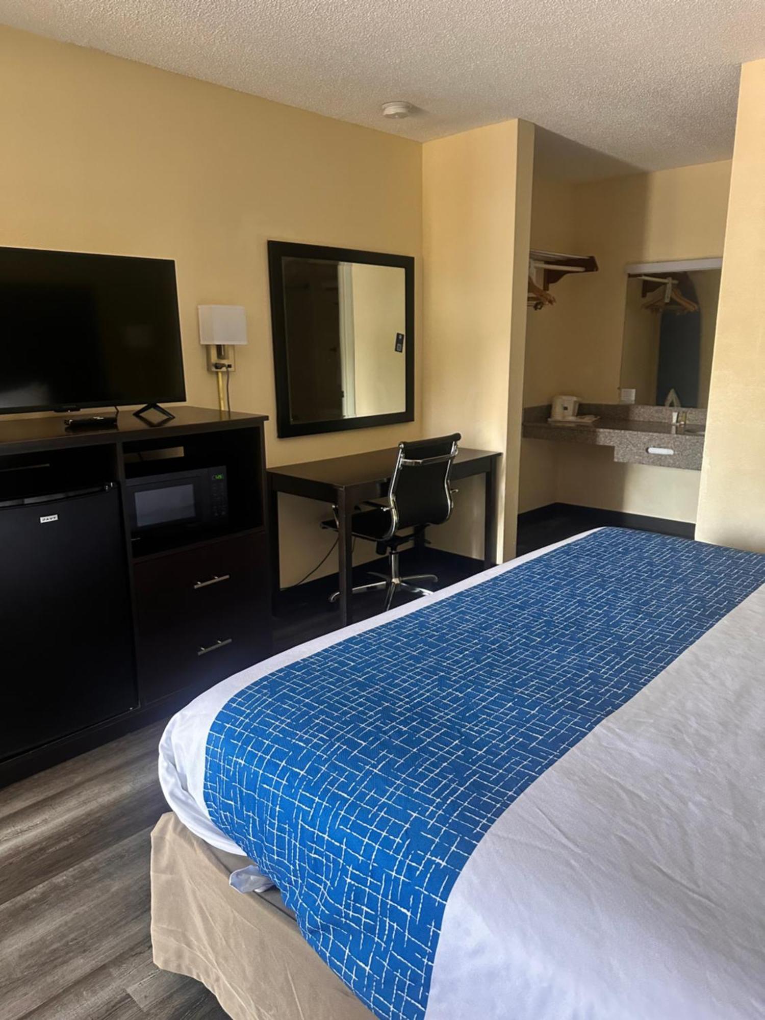 Travelodge By Wyndham Кларксвилл Экстерьер фото