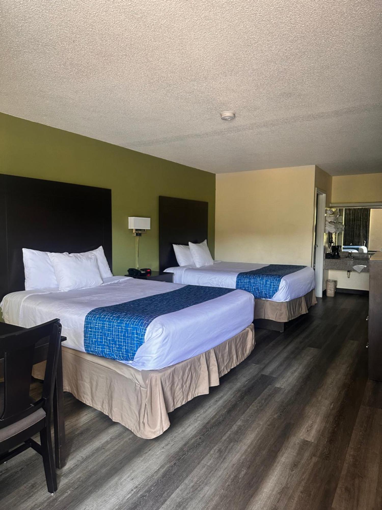 Travelodge By Wyndham Кларксвилл Экстерьер фото