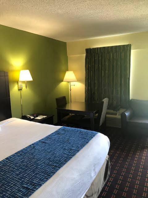 Travelodge By Wyndham Кларксвилл Экстерьер фото