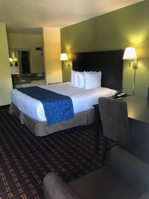 Travelodge By Wyndham Кларксвилл Экстерьер фото