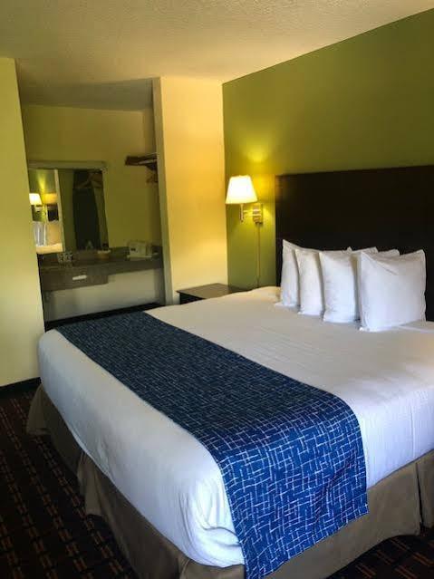 Travelodge By Wyndham Кларксвилл Экстерьер фото